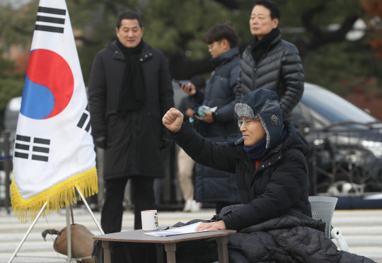 황교안 한국당 대표가 21일 청와대 앞 분수대 광장에서 '단식 투쟁'을 하던 중 지지자에게 인사하고 있다. 연합뉴스